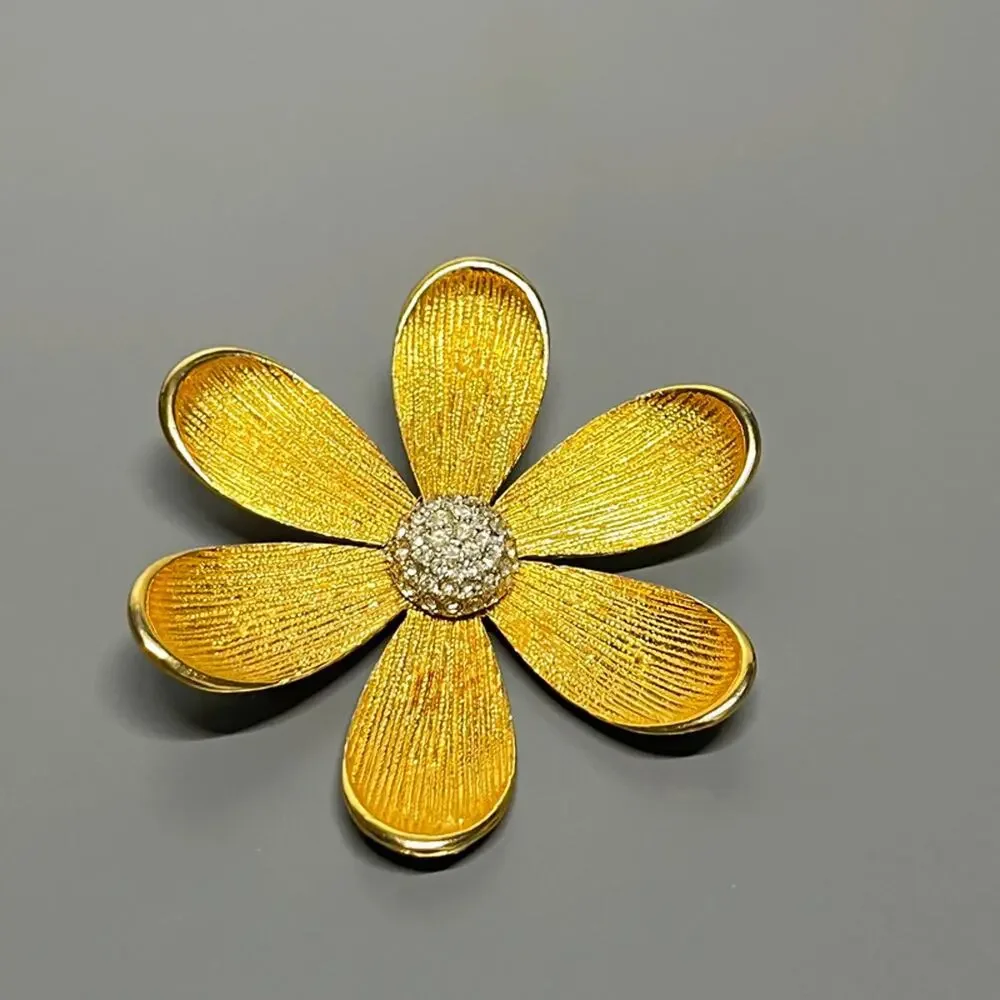 Bold Gold Daisy Flower Brooch | Textured Petals | Rhinestone Center Pin‎ | 3”